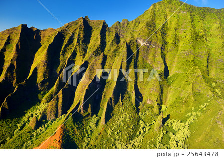 Beautiful aerial view of spectacular Na Pali coast 25643478