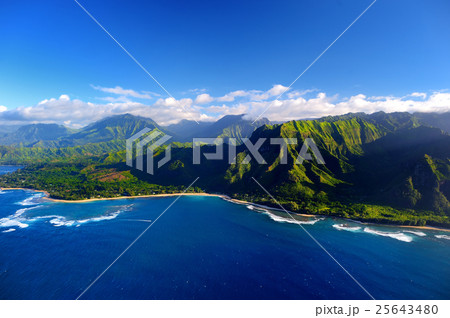 Beautiful aerial view of spectacular Na Pali coast 25643480