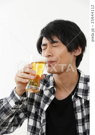 ビールを飲む若い男性 ビールを飲む若い男性 25644112