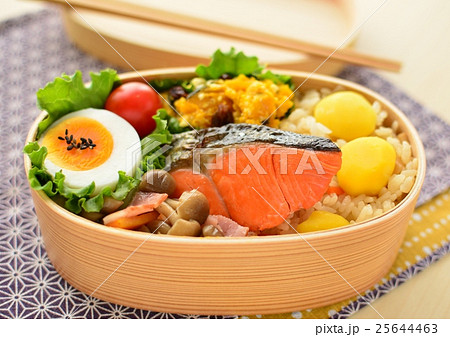 秋の味覚弁当 栗ご飯と鮭のお弁当 秋の味覚弁当 栗ご飯と鮭のお弁当 25644463
