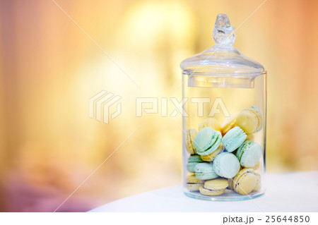Traditional french macarons in a jar 25644850