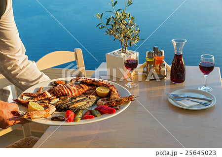 Dinner with seafood and red wine 25645023