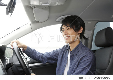 若い男性ドライバー 25645095