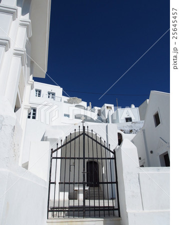 ギリシャ サントリーニ島 白い建物と十字架と青空の写真素材