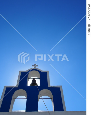 教会の鐘と青い空 ギリシャ サントリーニ島 25645458