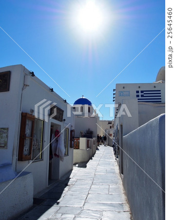 ギリシャ サントリーニ島 白い街並みと太陽 25645460