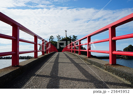 弁天岩へ渡る曙橋。新潟県糸魚川市。日本 弁天岩へ渡る曙橋。新潟県糸魚川市。日本 25645952