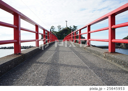 弁天岩へ渡る曙橋。新潟県糸魚川市。日本 25645953