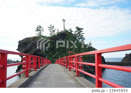 弁天岩へ渡る曙橋。新潟県糸魚川市。日本 25645954