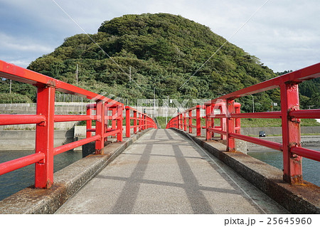 弁天岩へ渡る曙橋。新潟県糸魚川市。日本 25645960