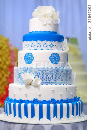 Big wedding cake decorated with flowers 25646205