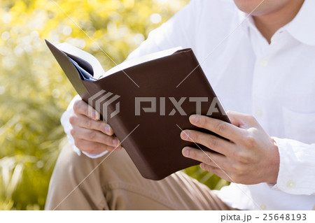 男性　読書 25648193