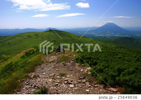 真夏の無意根山から見る羊蹄山と尻別岳 25649036