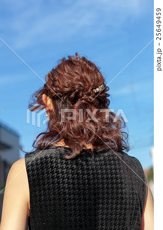 20代女性ポートレート 後姿 25649459