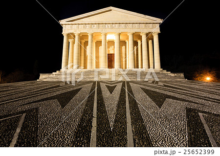 Temple of Canova night view. Roman columns Temple of Canova night view. Roman columns 25652399