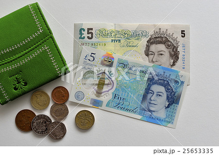 イギリスの新札 新5ポンド札 手前 と旧5ポンド札 16年の写真素材