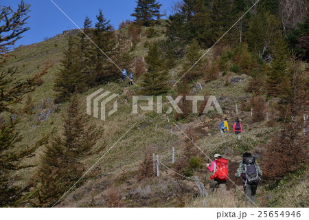 秋の大菩薩峠を登山する人達 25654946