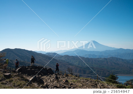 大菩薩峠から富士山を眺める登山者達 25654947