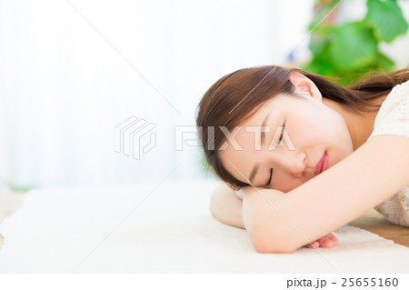 眠る女性 25655160