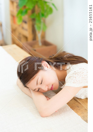 眠る女性 眠る女性 25655161