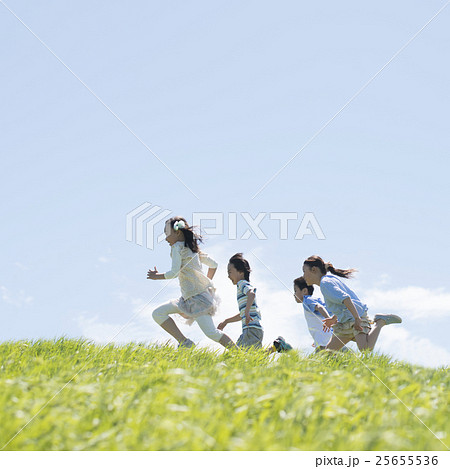 草原を走る小学生 草原を走る小学生 25655536