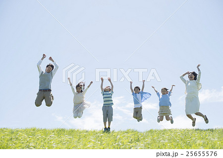 草原でジャンプをする小学生と先生 草原でジャンプをする小学生と先生 25655576