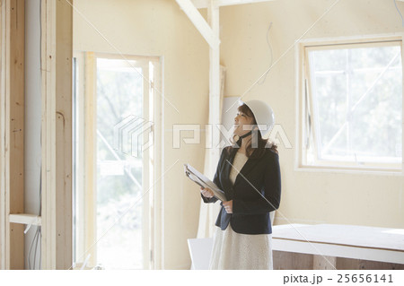 建築現場　働く女性 25656141