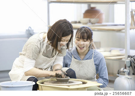 陶芸をする女性 25656607
