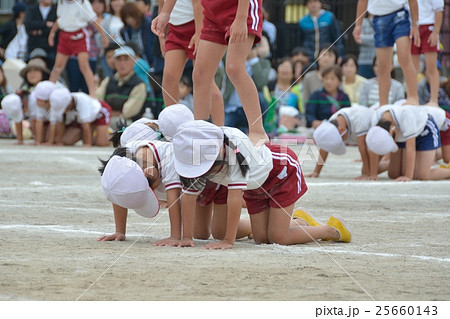 幼稚園の運動会風景 組体操の写真素材