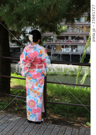 鴨川に佇む和服女性 25661727