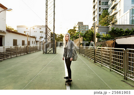 Woman Playing Skateboard Extreme Sport Concept Woman Playing Skateboard Extreme Sport Concept 25661903