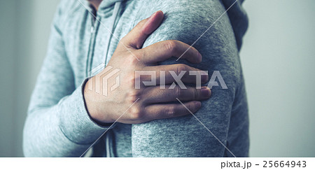 スエットの男性 25664943