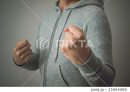スエットの男性 25664969