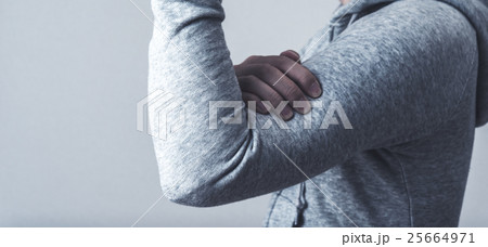 スエットの男性 25664971