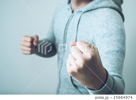 スエットの男性 25664974