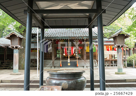 緑豊かな等々力不動尊と常香炉 25667429