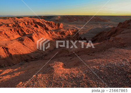 Sunset over the canyon Bayanzag, Mongolia Sunset over the canyon Bayanzag, Mongolia 25667865