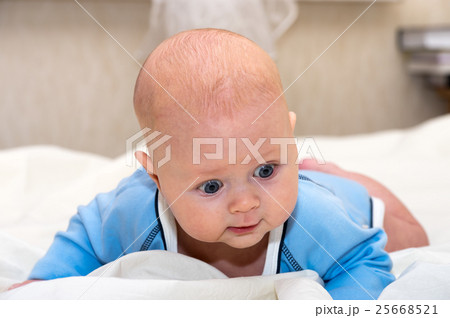 Baby explores the world Baby explores the world 25668521