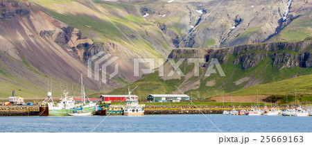 Grundarfjordur city near Kirkjufell mountain Grundarfjordur city near Kirkjufell mountain 25669163