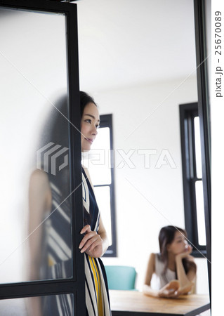 女性　ポートレート 25670089