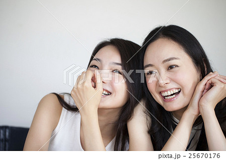 女性2人　ポートレート 25670176