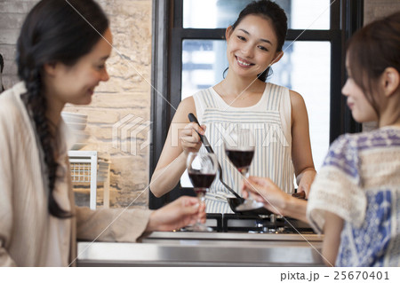 料理をする女性 料理をする女性 25670401