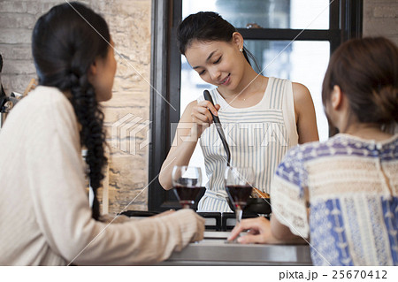 料理をする女性 25670412