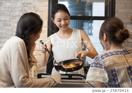 料理をする女性 25670413