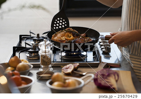 料理をする女性 25670429