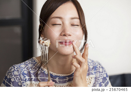 食事をする女性 25670465