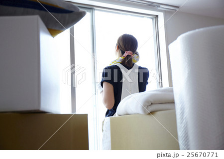 引越　ひと休みする女性 25670771