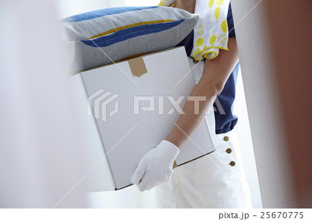 新生活　荷物を運ぶ女性 25670775