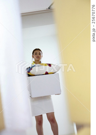 新生活　荷物を運ぶ女性 25670776