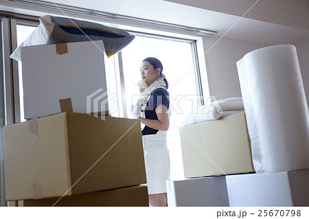 引越　ひと休みする女性 25670798